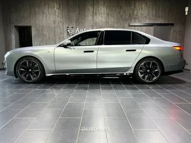 BMW i7 2023 — миниатюра 2