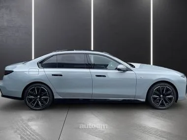 BMW i7 2022 — миниатюра 2