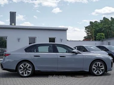 BMW i7 2023 — миниатюра 2
