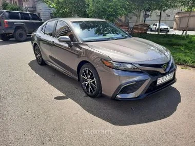 Toyota Camry SE 2022 — фото 1, купить с доставкой в Москву
