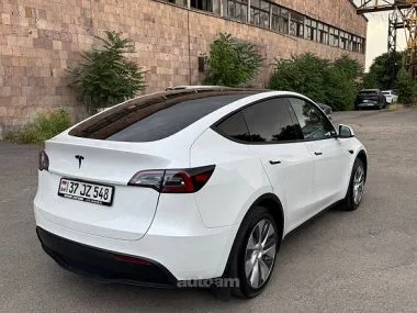 Tesla Model Y 2023 — фото 1, купить с доставкой в Москву