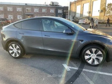 Tesla Model Y 2023 — миниатюра 2
