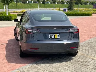 Tesla Model 3 2023 — миниатюра 2