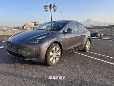 Tesla Model Y 2023 — фото 1, купить с доставкой в Москву
