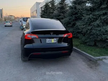 Tesla Model Y 2024 — миниатюра 2