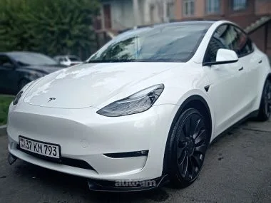 Tesla Model Y 2023 — миниатюра 2