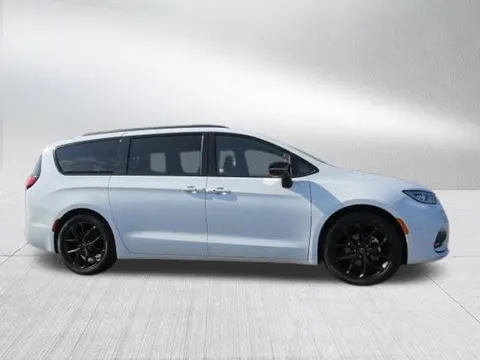 Chrysler Pacifica 2025 buy in Moscow