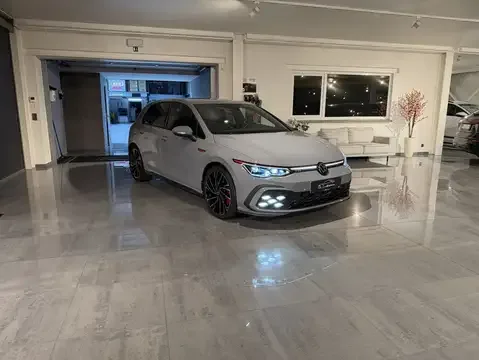 Volkswagen Golf GTI Performance DSG * HARMAN KARDON * IQ LIGHT * MATRIX * CAR PLAY * 19" * DCC * STUURVERWARMING * ACC * 17077KM!!!!! 2024 — фото 1, купить с доставкой в Москву