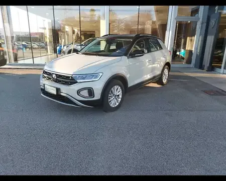 Volkswagen T-Roc 1.0 TSI Life 2024 — фото 1, купить с доставкой в Москву