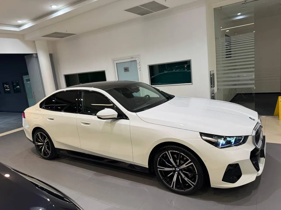 BMW 5 Series 2025 — миниатюра 2