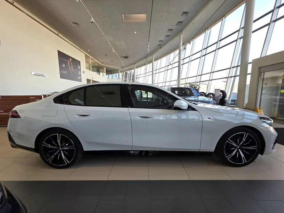 BMW 5 Series 2025 — миниатюра 4