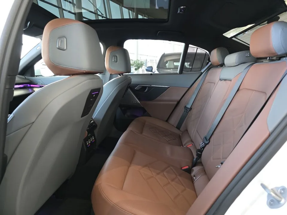 BMW 5 серия 2025 — миниатюра 4