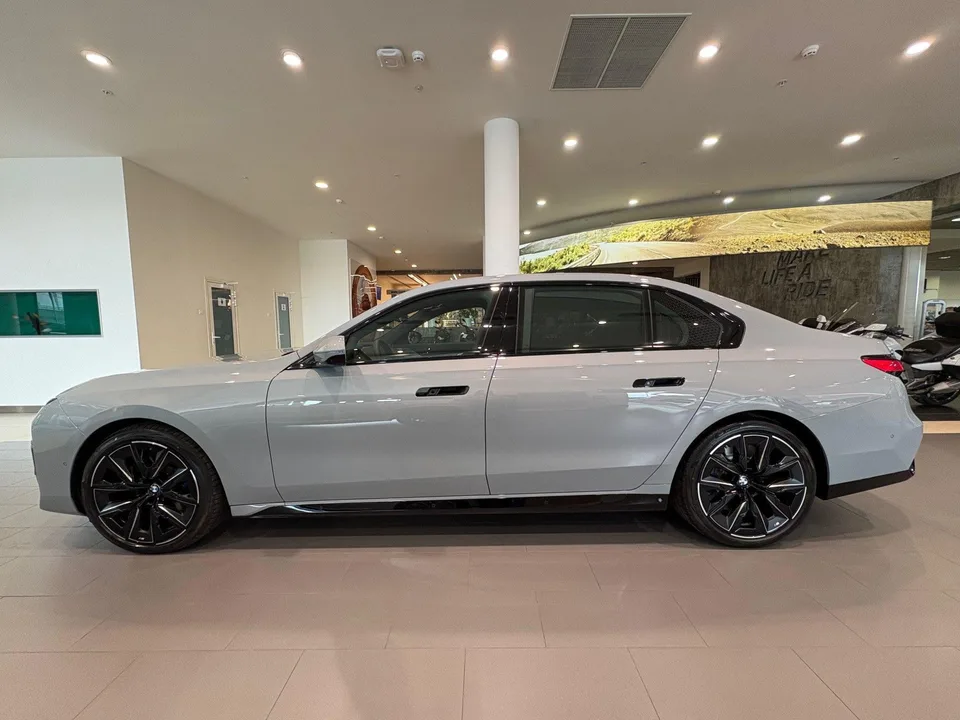 BMW 7 серия 2025 — миниатюра 2