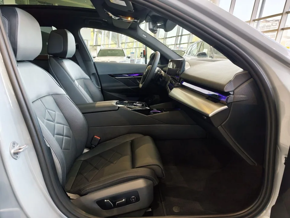 BMW 5 Series 2025 — миниатюра 4