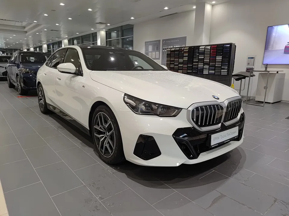 BMW 5 Series 2023 — миниатюра 3