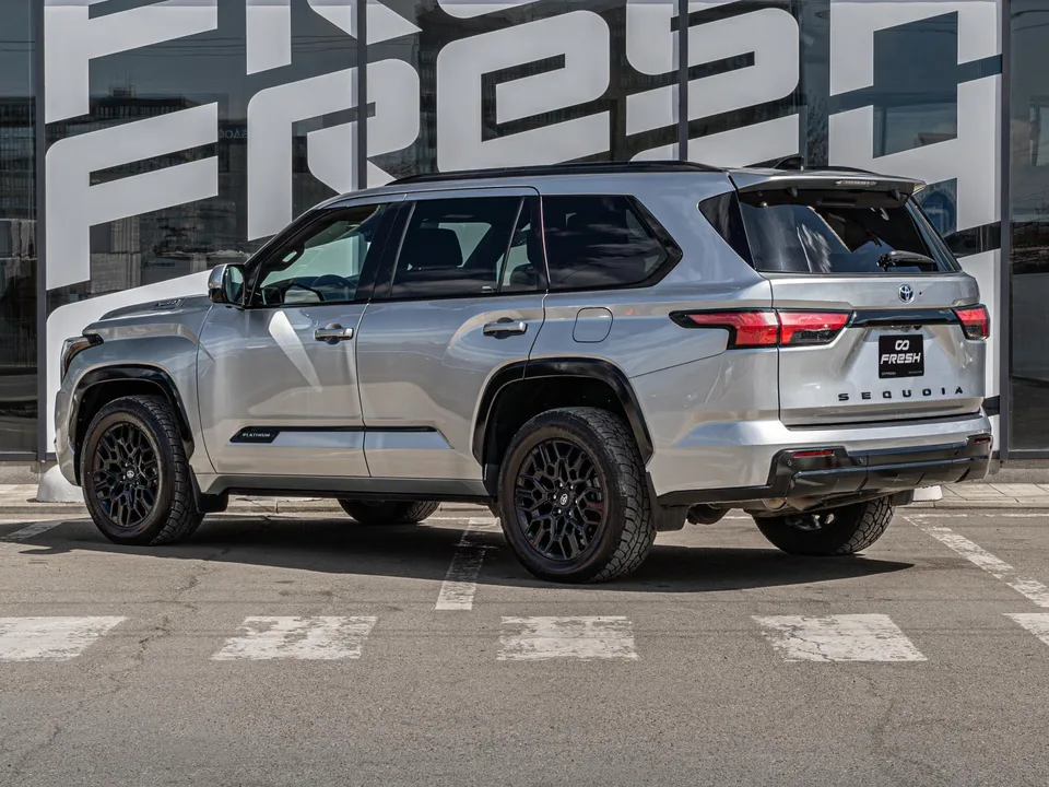 Toyota Sequoia 2023 — миниатюра 2