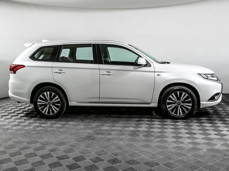 Mitsubishi Outlander 2022 — миниатюра 4
