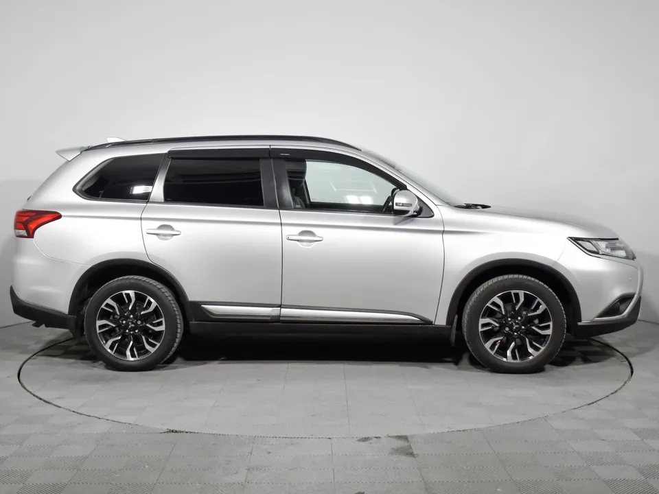 Mitsubishi Outlander 2022 — миниатюра 4
