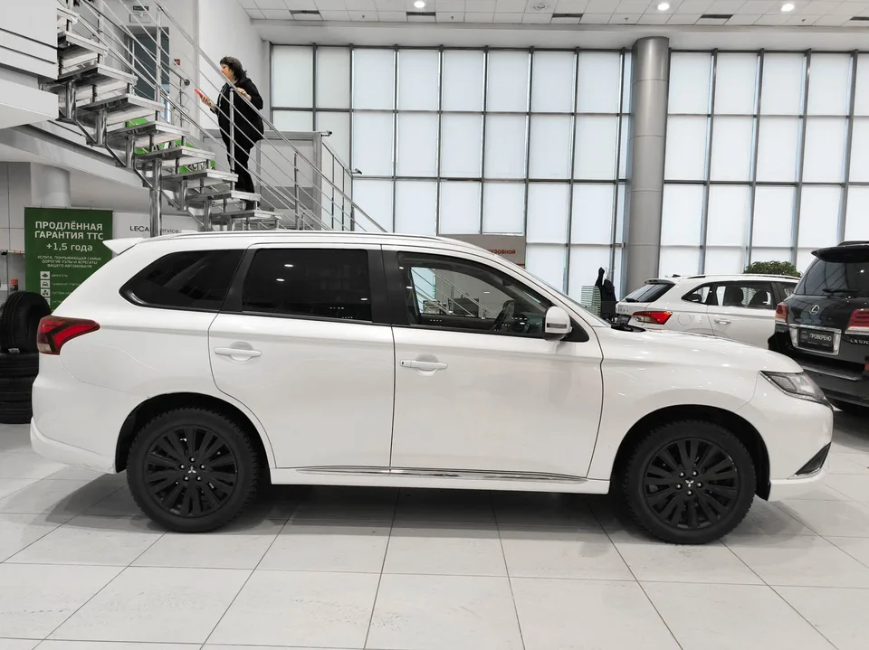 Mitsubishi Outlander 2022 — миниатюра 4