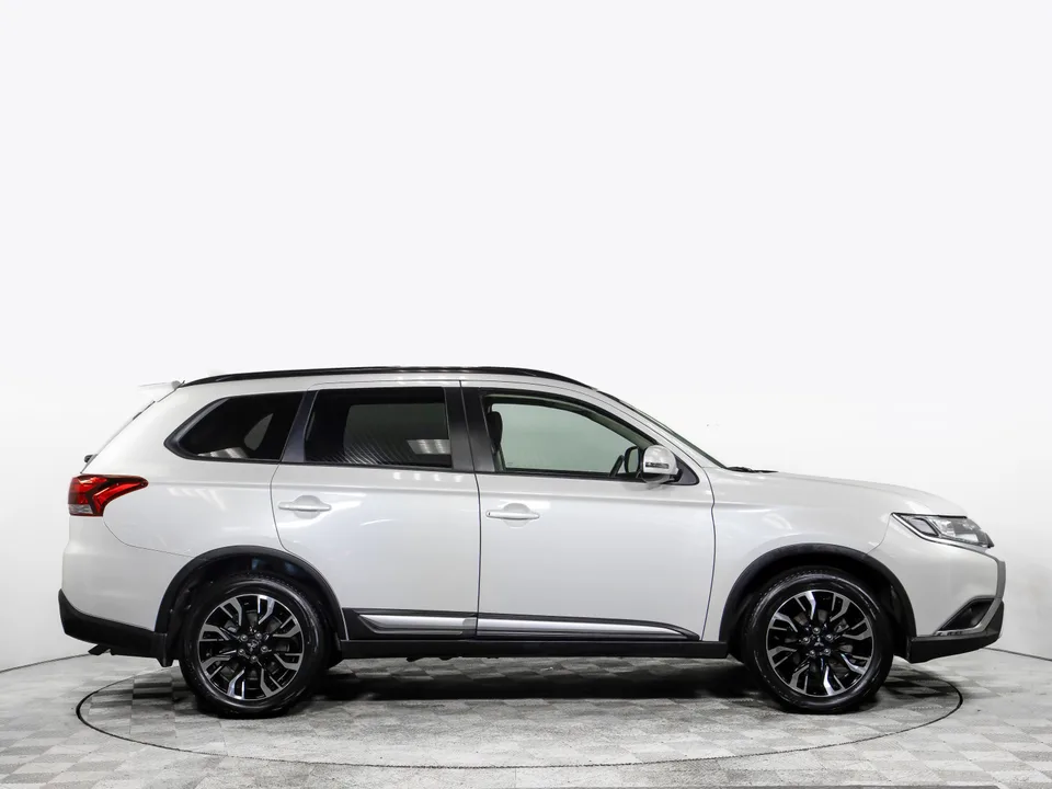 Mitsubishi Outlander 2022 — миниатюра 3