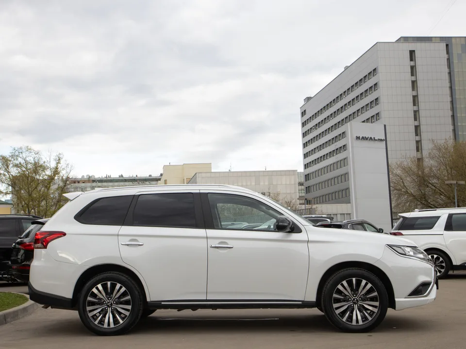 Mitsubishi Outlander 2022 — миниатюра 3