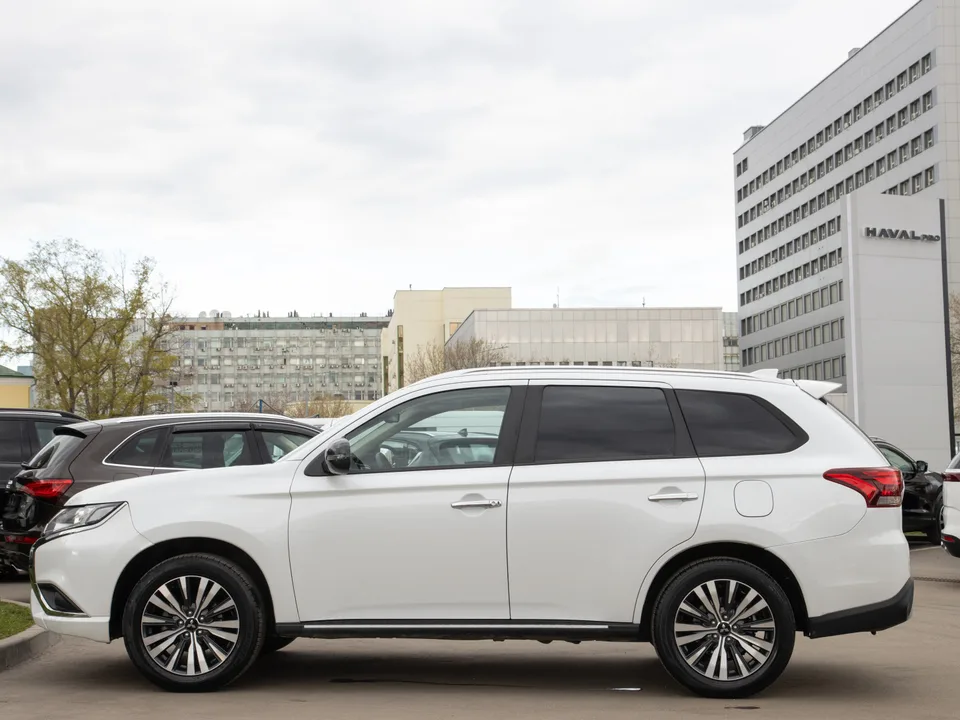 Mitsubishi Outlander 2022 — миниатюра 5