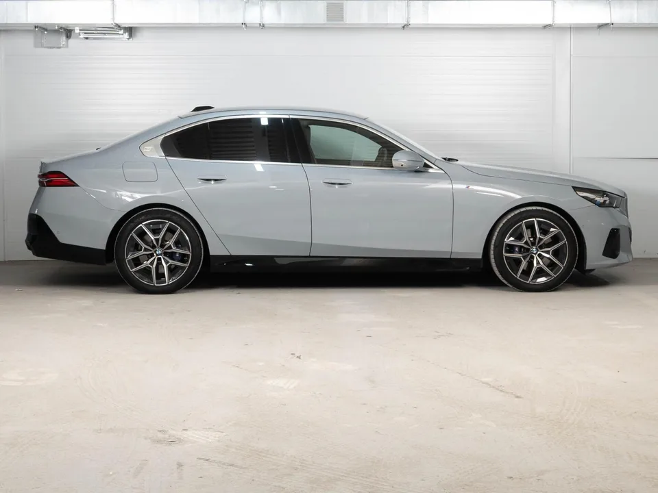 BMW 5 Series 2023 — миниатюра 2
