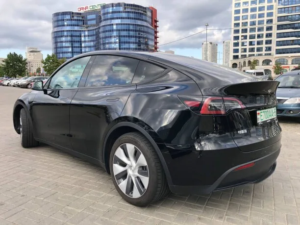 Tesla Model Y 2022 — миниатюра 4