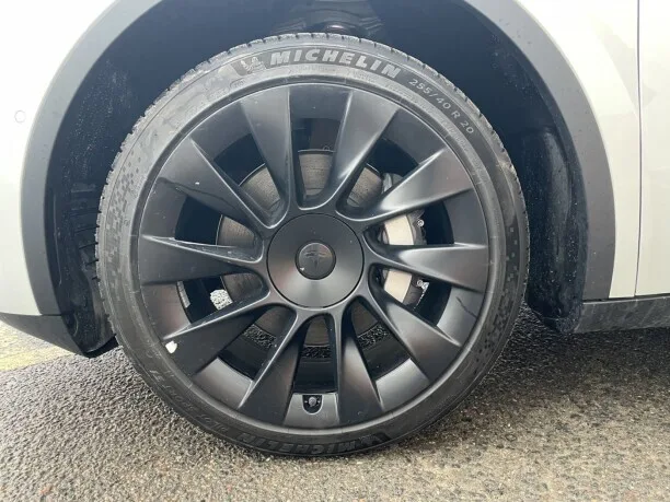 Tesla Model Y 2023 — миниатюра 3