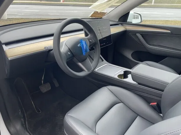Tesla Model Y 2023 — миниатюра 5