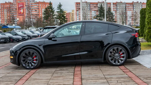 Tesla Model Y 2023 — миниатюра 2