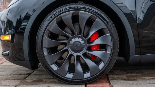Tesla Model Y 2023 — миниатюра 3