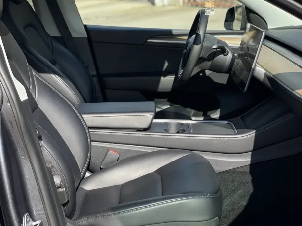 Tesla Model Y 2022 — миниатюра 5