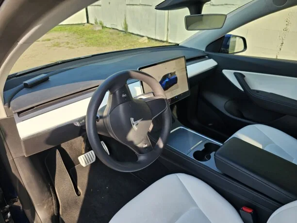 Tesla Model Y 2022 — миниатюра 2