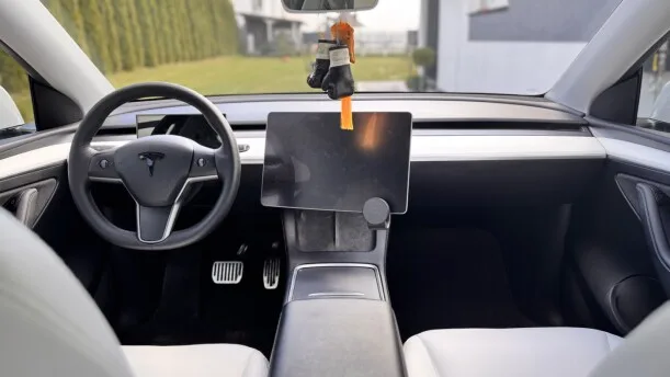 Tesla Model Y 2022 — миниатюра 2