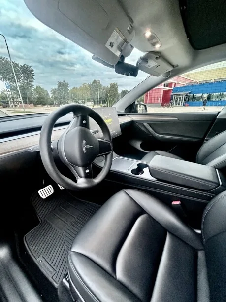 Tesla Model Y 2023 — миниатюра 2