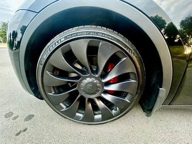 Tesla Model Y 2023 — миниатюра 3