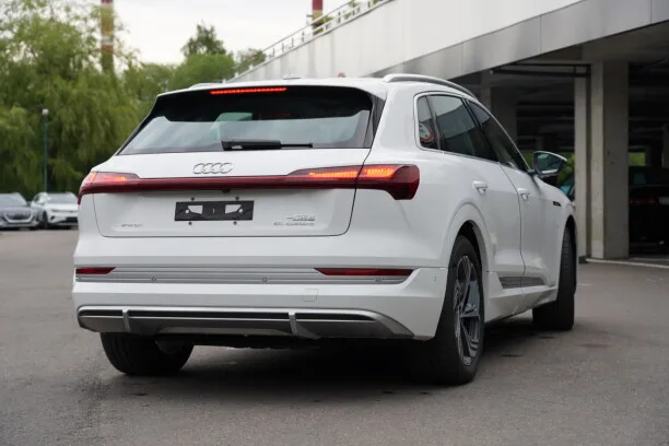 Audi e-tron 2023 — миниатюра 2