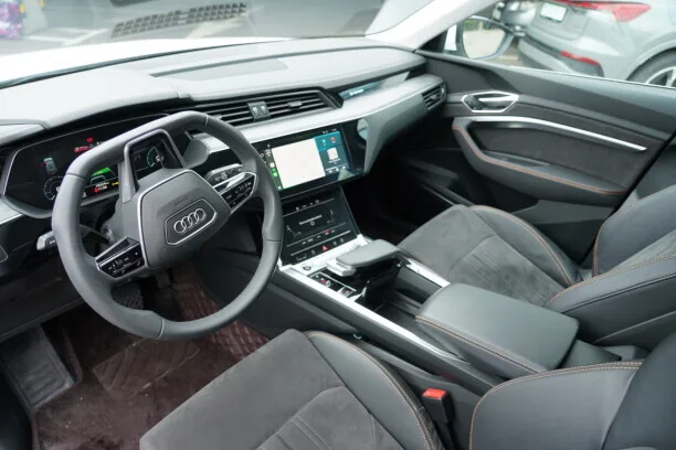 Audi e-tron 2023 — миниатюра 5