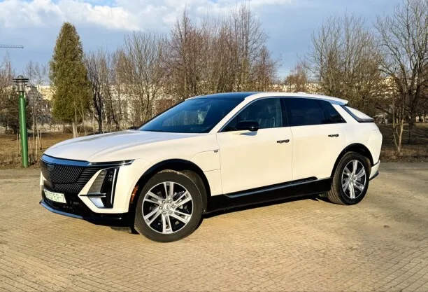 Cadillac Lyriq 2023 — миниатюра 2