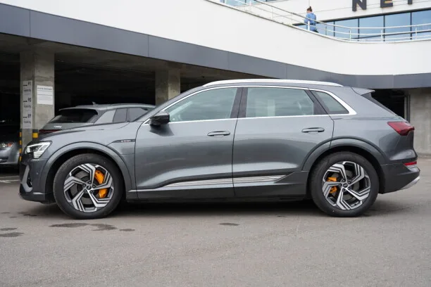Audi e-tron 2023 — миниатюра 2