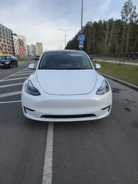 Tesla Model Y 2023 — миниатюра 2