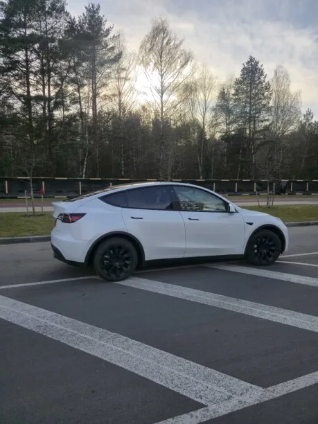 Tesla Model Y 2023 — миниатюра 3