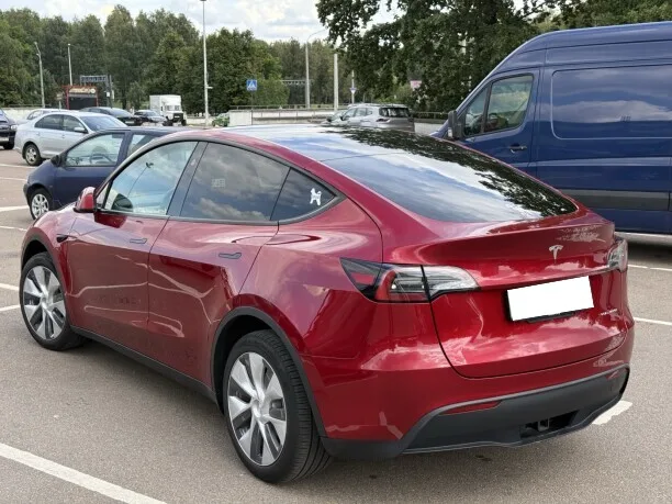 Tesla Model Y 2024 — миниатюра 2