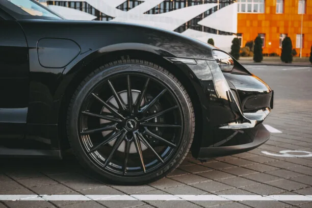 Porsche Taycan 2023 — миниатюра 4
