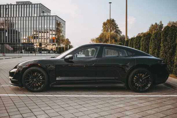 Porsche Taycan 2023 — миниатюра 5