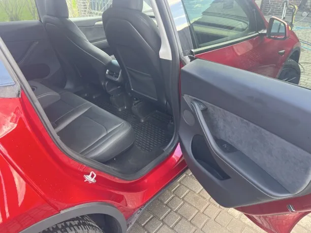 Tesla Model Y 2024 — миниатюра 2