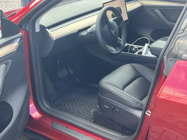 Tesla Model Y 2024 — миниатюра 3