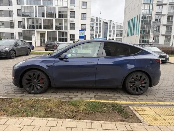 Tesla Model Y 2022 — миниатюра 5