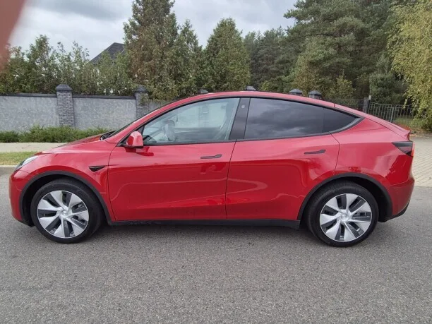 Tesla Model Y 2023 — миниатюра 2